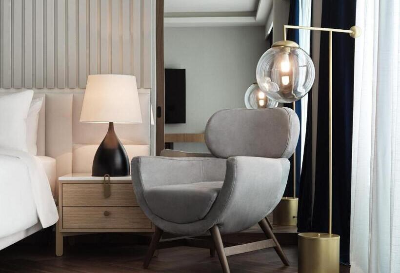 جناح مزود بحمام سباحة, Grand Hyatt Athens