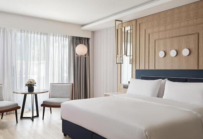 جناح جونيور مزوَّد بحمام سباحة, Grand Hyatt Athens