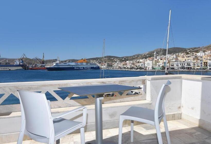 اتاق اجرایی با چشمانداز دریا, Hermes