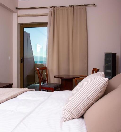 スーペリアールーム, Lepanto Beach