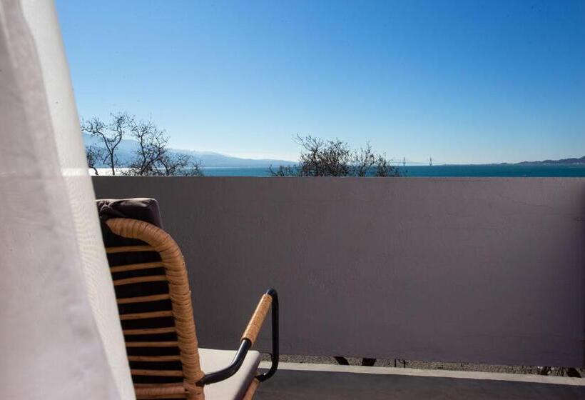 オーシャンビュースタンダードルーム, Lepanto Beach