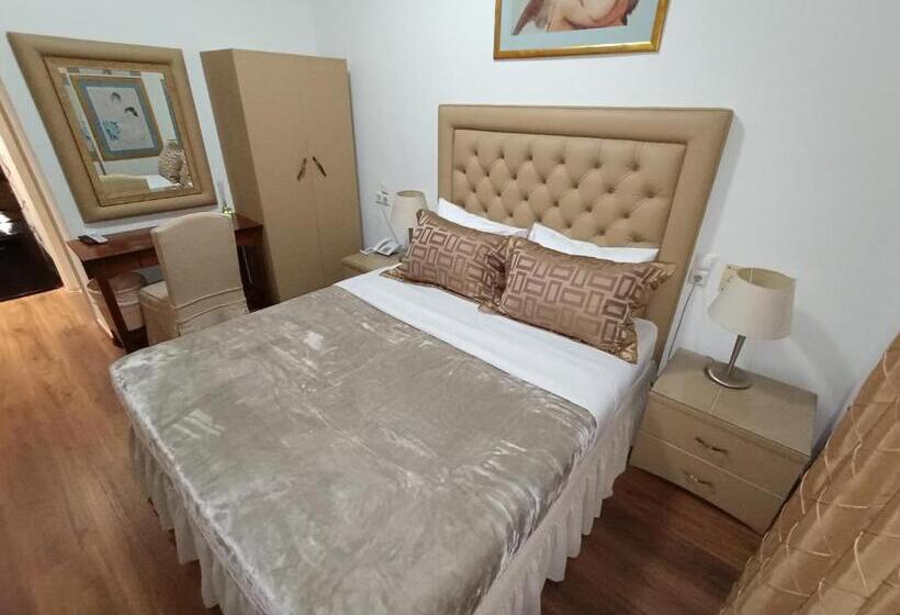 스탠다드 룸, Queens Leriotis