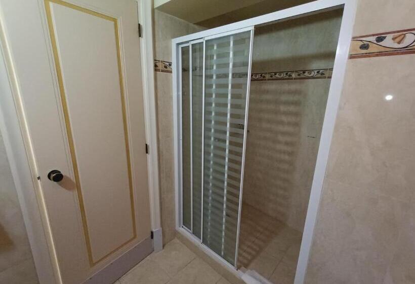 스탠다드 트리플 룸, Queens Leriotis