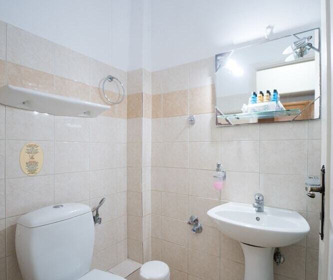 غرفة قياسية مطلّة علي البحر, Summery