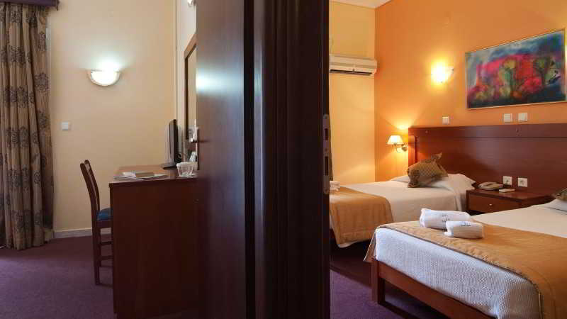 家庭间, Triton Hotel Piraeus