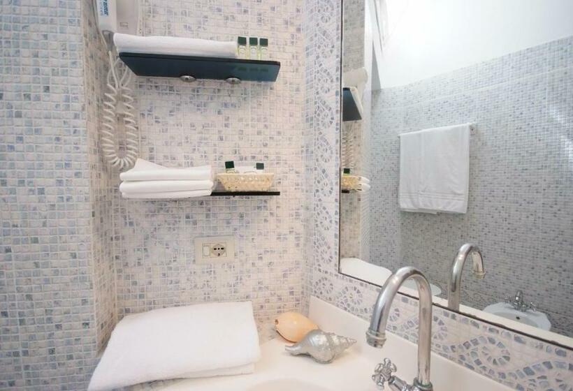 غرفة قياسية ثلاثية مطلة علي الحديقة, Antares