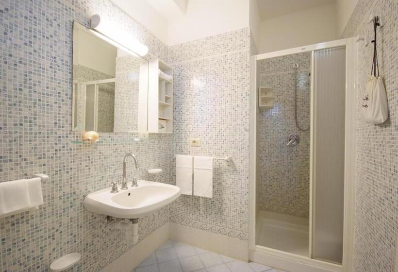 غرفة قياسية مطلّة علي البحر مزوَّدة بشُرفة, Antares