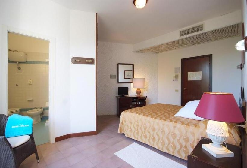 غرفة قياسية رباعية مطلة على الحديقة, Antares