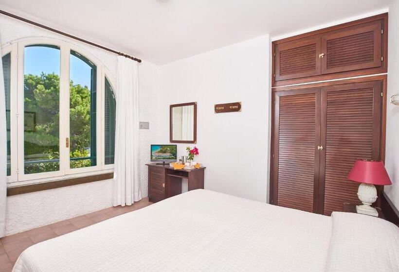 غرفة قياسية مطلّة علي الحديقة, Antares