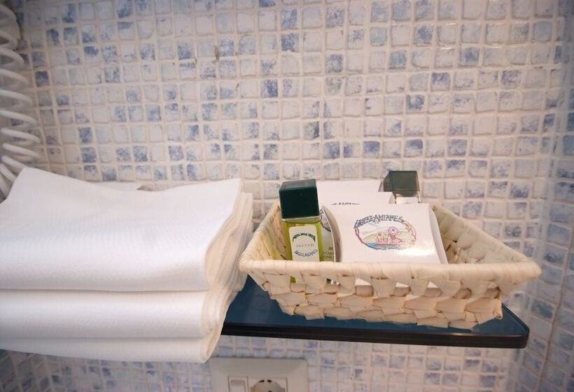 غرفة قياسية مطلّة علي الحديقة, Antares