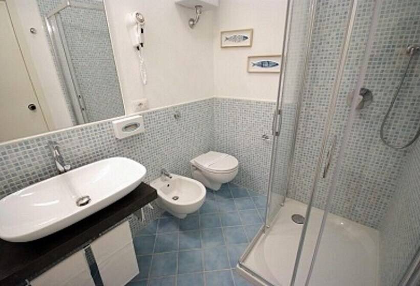 غرفة قياسية مطلّة علي البحر مزوَّدة بشُرفة, Antares