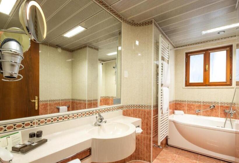 جناح جونيور, Bonotto Hotel Belvedere