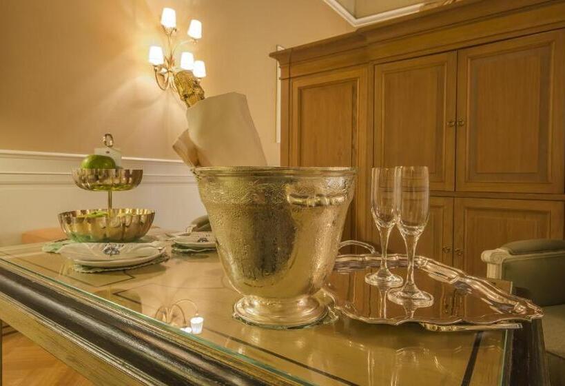 جناح, Corona D Oro 1890