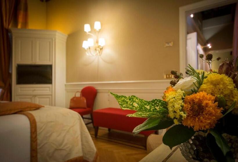 جناح ديلوكس, Corona D Oro 1890