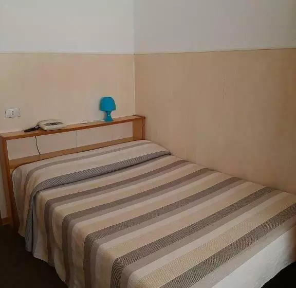 Standard Yhden Hengen Huone, Cucciolo