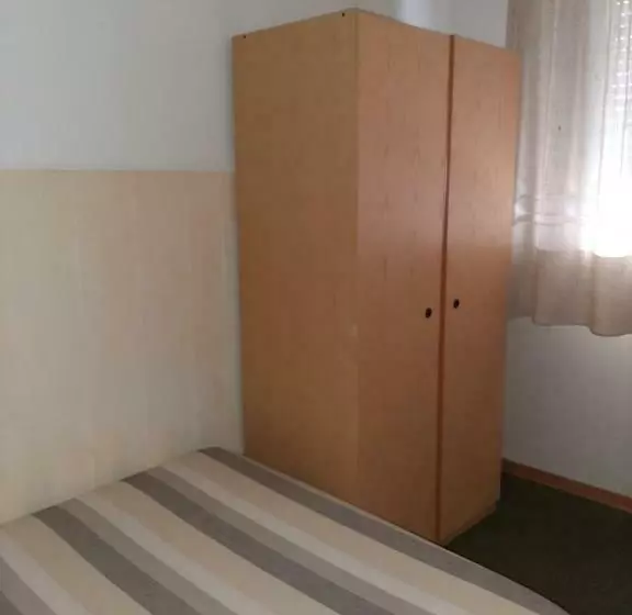 Standard Yhden Hengen Huone, Cucciolo