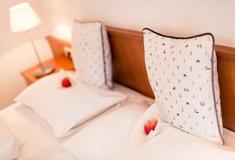 חדר משפחתי, Krone Eat Drink Stay