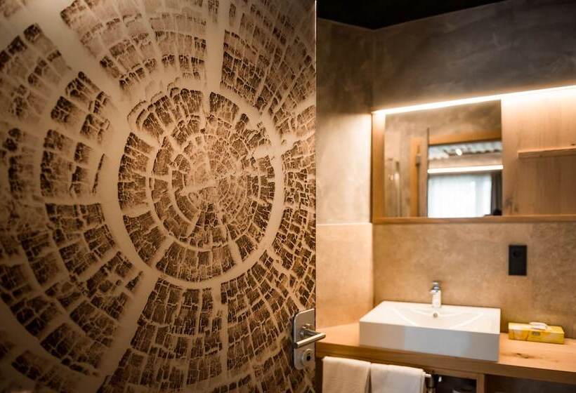 חדר משפחתי, Krone Eat Drink Stay