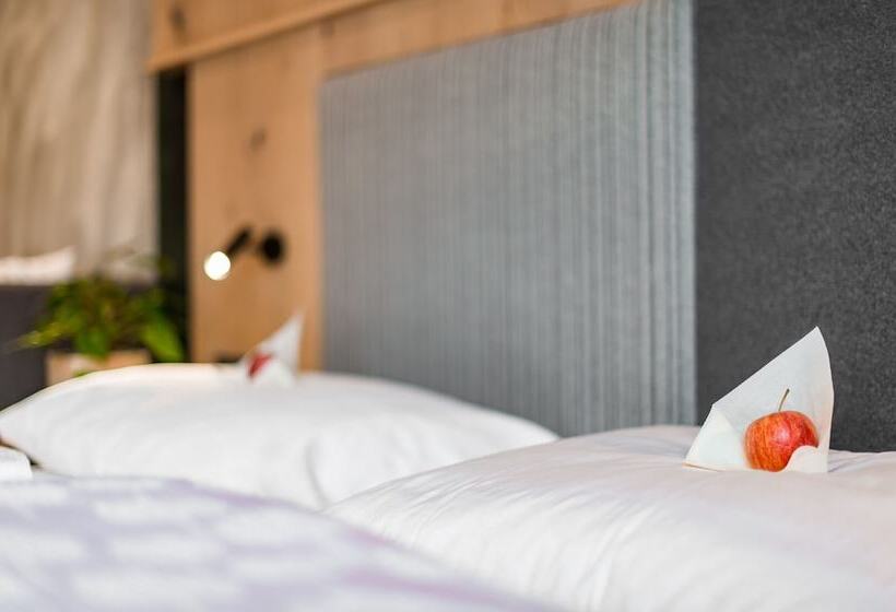 חדר משפחתי, Krone Eat Drink Stay