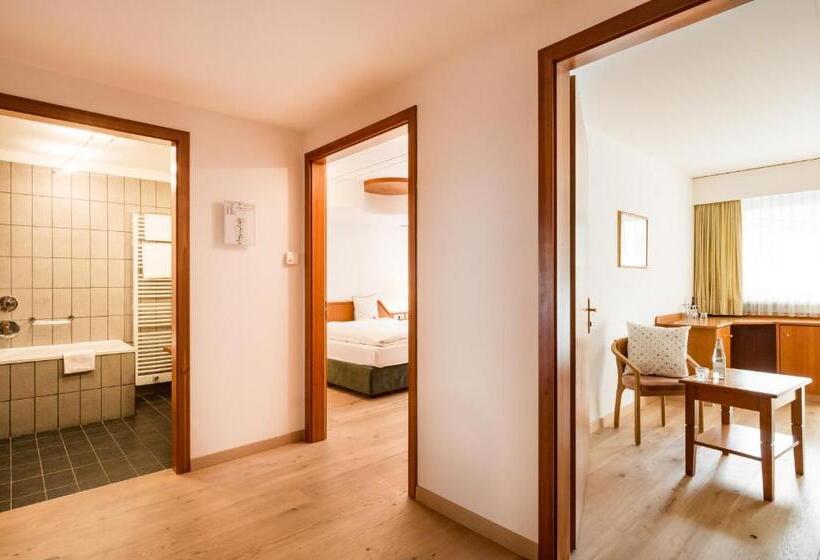 חדר משפחתי, Krone Eat Drink Stay