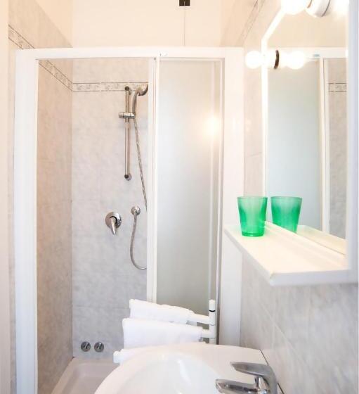 اتاق استاندارد سه نفره, La Toscana