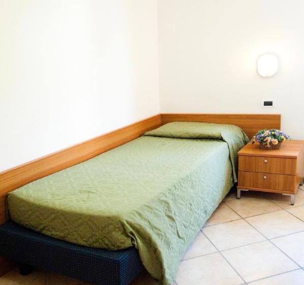 اتاق استاندارد سه نفره, La Toscana