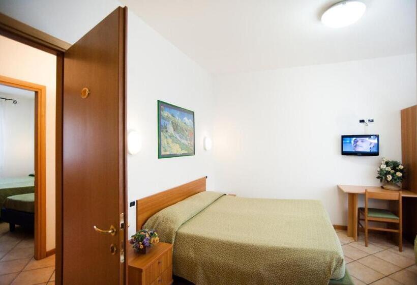 اتاق استاندارد چهار تخته, La Toscana