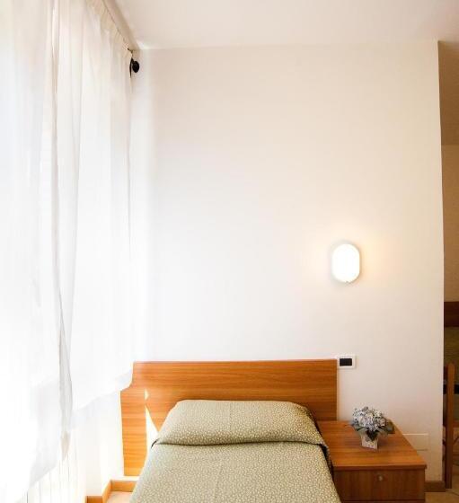 اتاق استاندارد چهار تخته, La Toscana