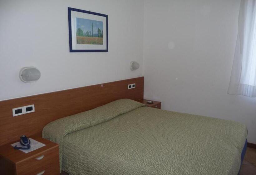 اتاق استاندارد یک تخته با سرویس بهداشتی مشترک, La Toscana