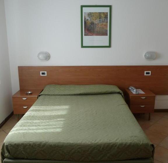 اتاق استاندارد یک تخته با سرویس بهداشتی مشترک, La Toscana