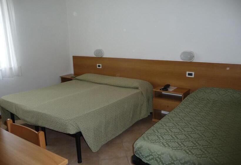 اتاق استاندارد سه تخته با سرویس بهداشتی مشترک, La Toscana