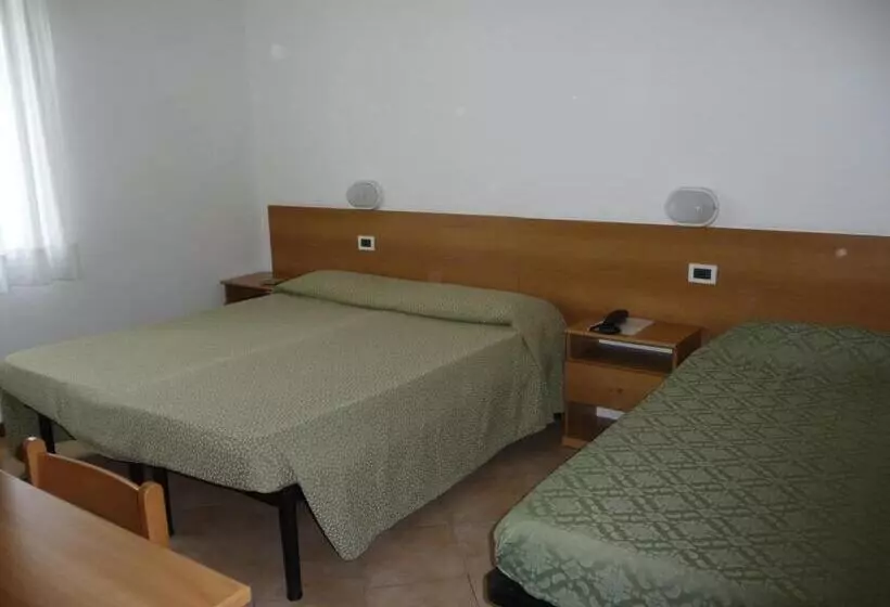 اتاق استاندارد سه تخته با سرویس بهداشتی مشترک, La Toscana