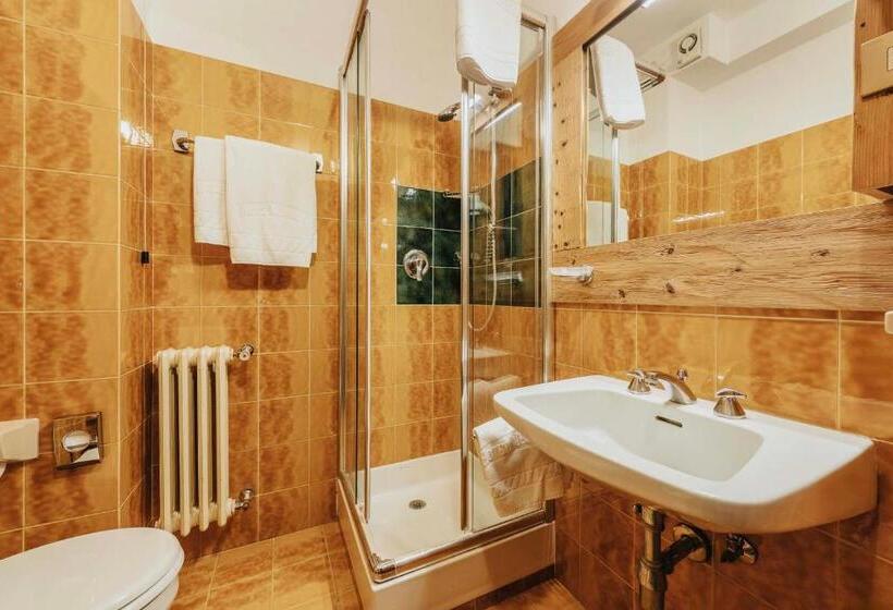 이코노미 룸, Menardi