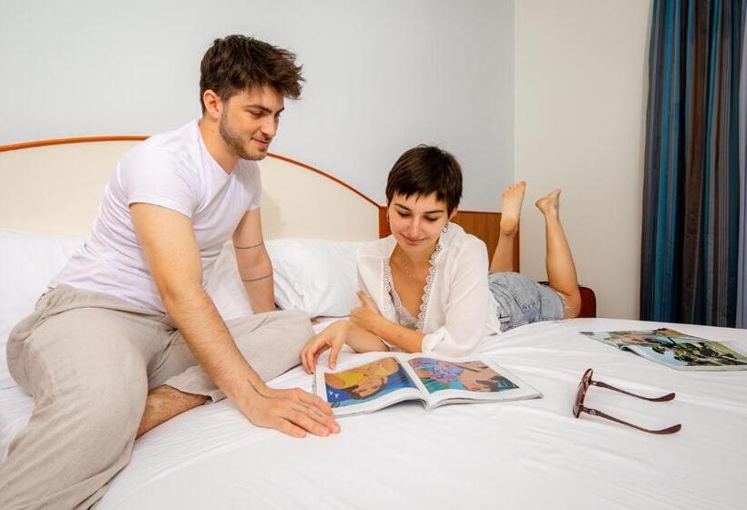 标准间, New Bristol Sport