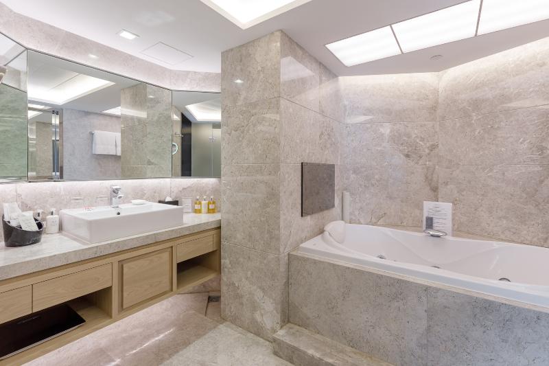 سوئیت با چشم‌انداز, New World Millennium Hong Kong