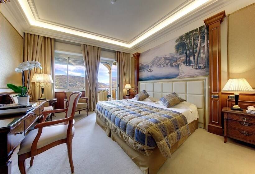 Номер Стандарт Вид на Бассейн, Splendid