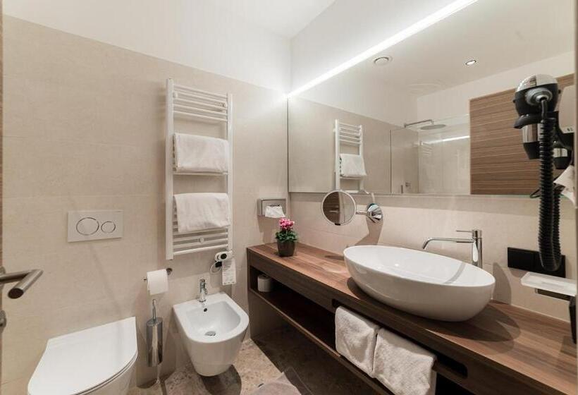 اتاق لوکس با تخت بزرگ, Stiegl Scala