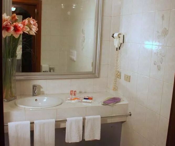 Economy Triple Room, Motel Visconteo