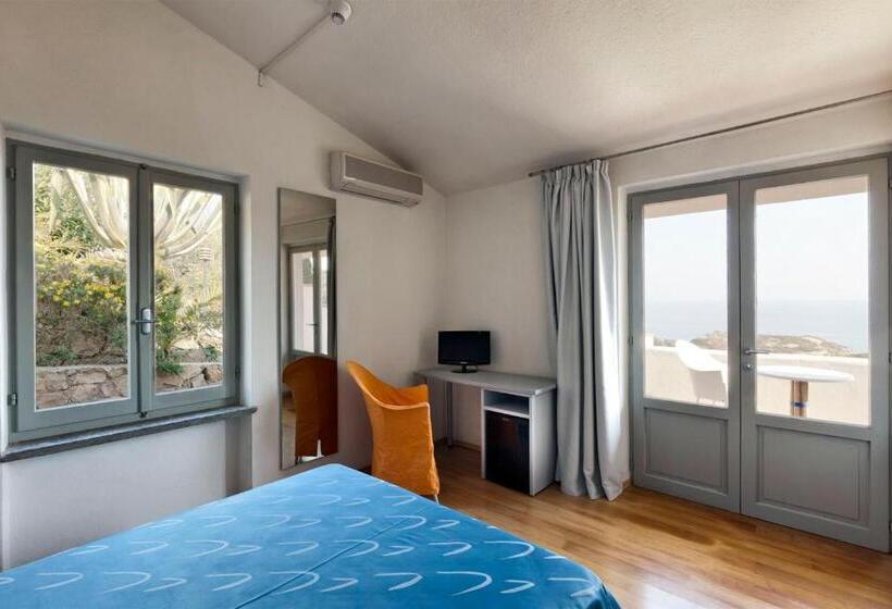 חדר קומפורט לשלושה, Arenella