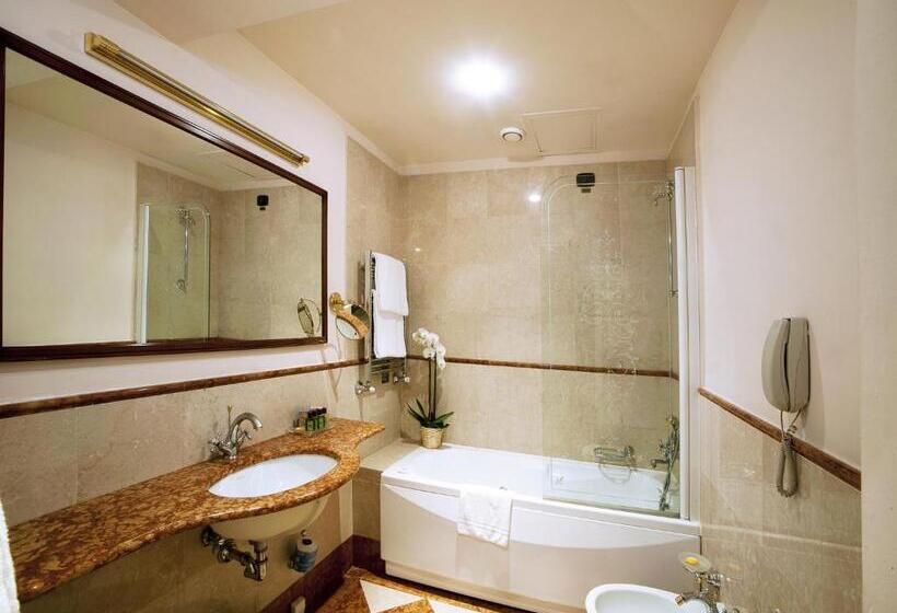 غرفة عائلية, Continental Genova