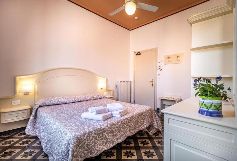 اتاق اساندارد با چشمانداز جانبی به دریا, Miramare Di Varigotti