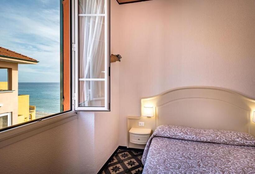 اتاق اساندارد با چشمانداز جانبی به دریا, Miramare Di Varigotti