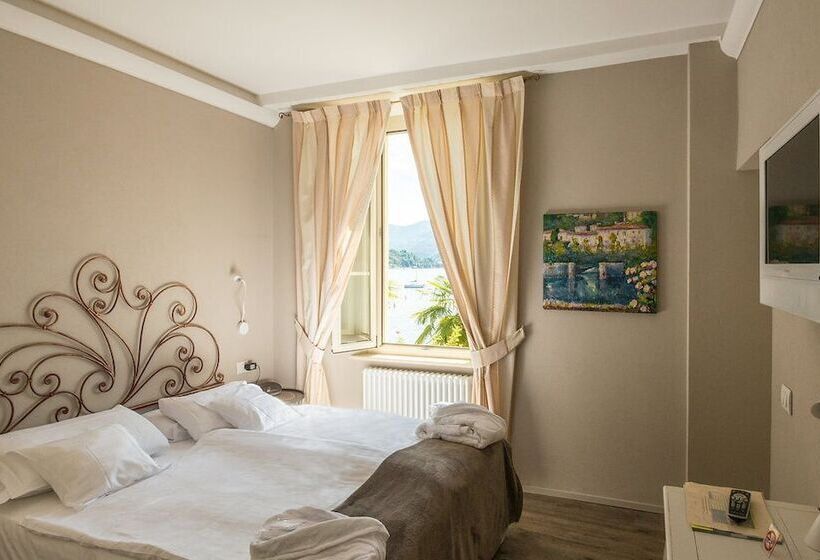 Superior room with lake view, Relais Villa Porta