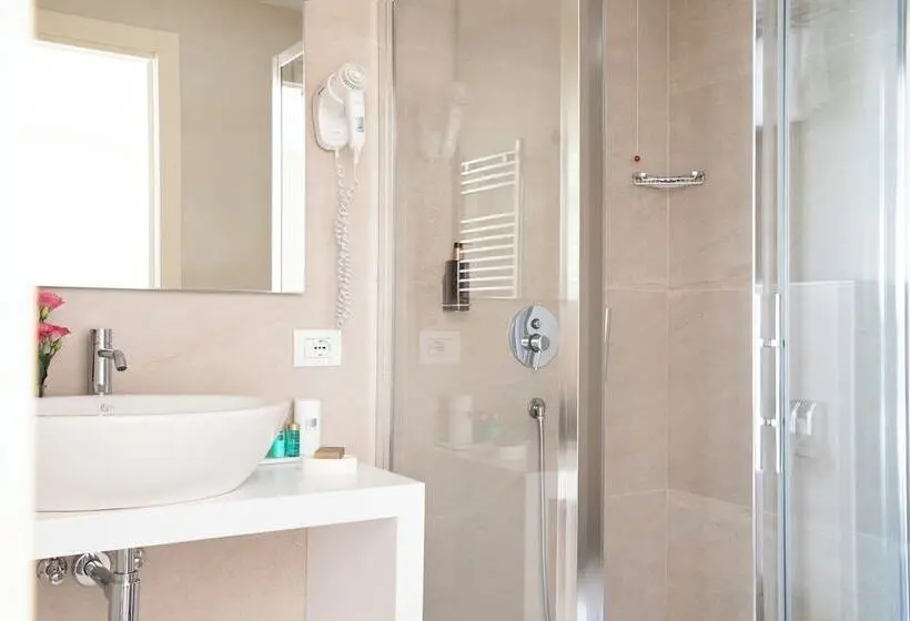 Superior room with lake view, Relais Villa Porta