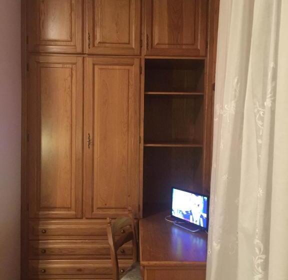 이코노미 트리플 룸, Val Del Rio