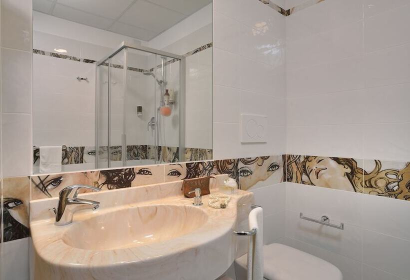 컴포트 룸, Clipper