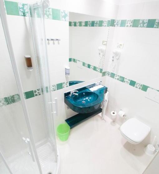 컴포트 트리플 룸, Clipper