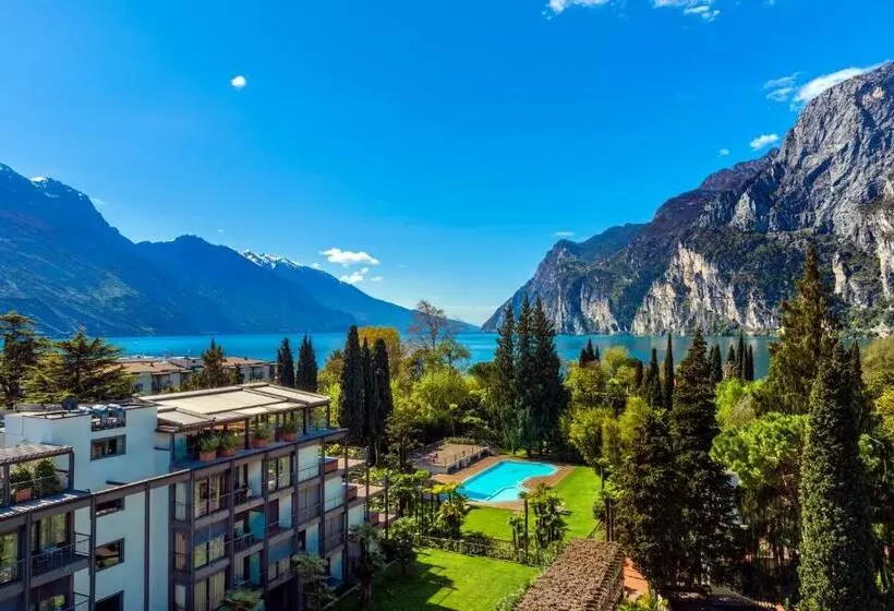 Deluxe-huone Järvinäkymä, Du Lac Et Du Parc Grand Resort