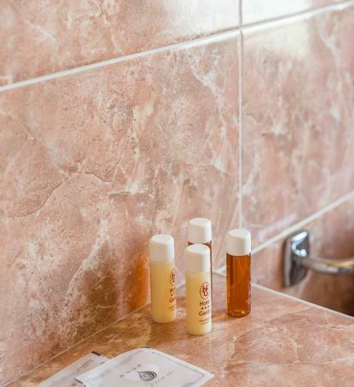 标准三人间, Garda