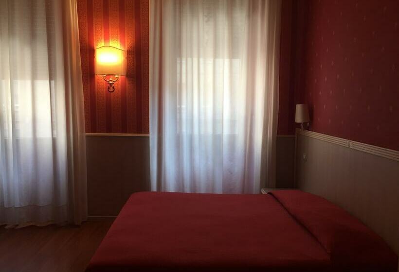 标准三人间, Garda